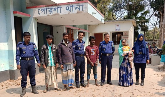 পোরশায় অনৈতিক কাজে জড়িত থাকায় আটক ৪