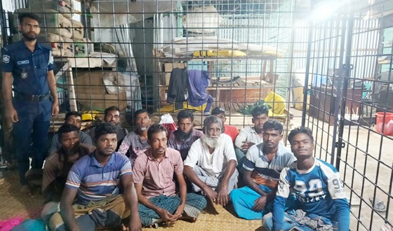 চাঁদপুর নৌ পুলিশের অভিযানে ১৬ জেলে আটক