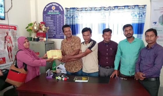 শিবনগর ইউনিয়ন পরিষদের পক্ষ থেকে ইপিআই টিকা কার্ড হস্তান্তর