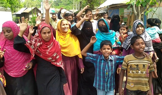 ঝালকাঠির নলছিটিতে চাঁদাবাজির প্রতিবাদে বিক্ষোভ-মানববন্ধন