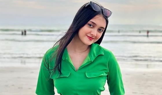 গাড়িতে আগুন, অল্পের জন্য প্রাণে বাঁচলেন মাহজাবীন