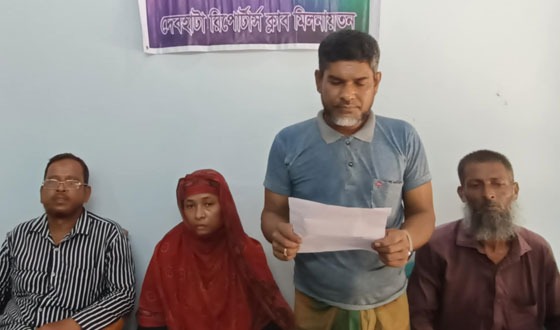 দেবহাটায় জোরপূর্বক ছেলের সন্তানকে কেড়ে নেয়ার সুবিচার প্রার্থনা