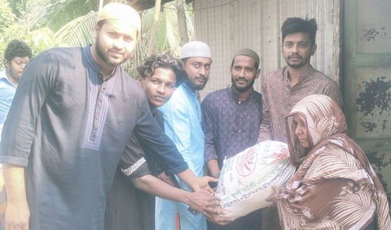 দুঃস্থ পরিবারের বাড়িতে ইফতার সামগ্রী বিতরন