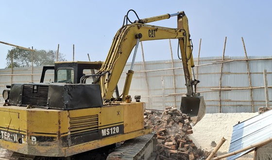 গজারিয়ায় দুটি অবৈধ চুনা কারখানা গুঁড়িয়ে দিল তিতাস