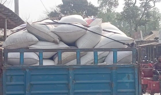 সুন্দরগঞ্জে জনতার হাতে পিকআপ ভর্তি চাল আটক