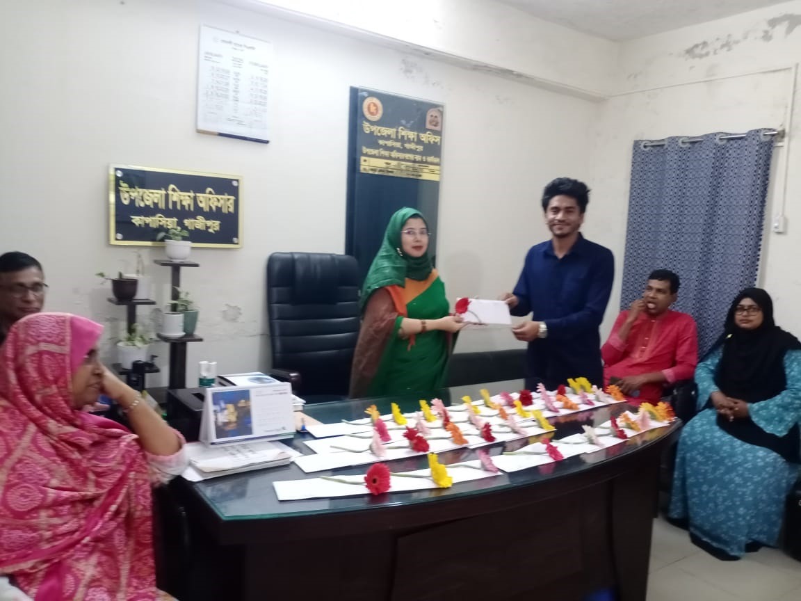 কাপাসিয়ায় ৫০ জন সহকারী শিক্ষকের যোগদান : ফুলেল শুভেচ্ছা