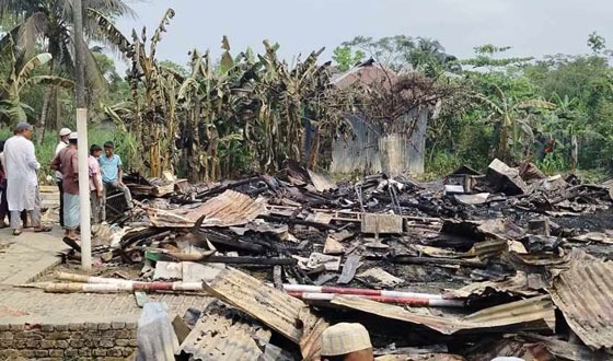 আমতলীতে মাজারে হামলা: ভাংচুর ও অগ্নি সংযোগ, আহত ২০