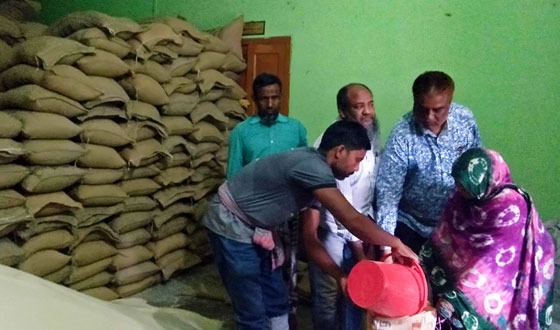 নাচোলে দুস্থদের মাঝে ভিজিএফ-এর চাউল বিতরণ