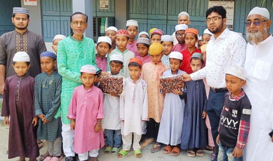 ধামইরহাটে বিভিন্ন এতিমখানা ও মাদরাসায় খেজুর বিতরণ