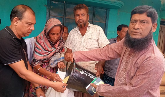 কাউখালীতে ভিজিএফ চাল বিতরণ