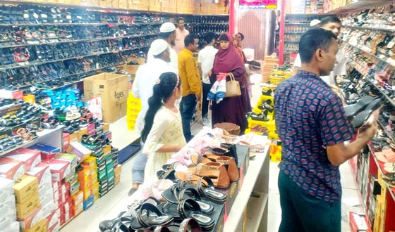পোশাকের সাথে মানানসই জুতার খোঁজে ক্রেতা