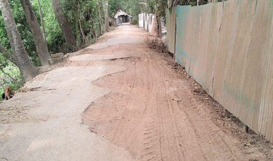 কচুয়ার নন্দনপুর - আলীয়ারা সড়ক খানাখন্দে ভরা, প্রতিনিয়ত ঘটছে দুর্ঘটনা