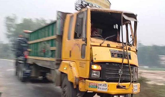 মহাদেবপুরে পুলিশের রুদ্ধশ্বাস অভিযান, ট্রাক উল্টে নিহত ১