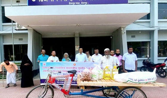 চাঁদপুরে ভিক্ষাবৃত্তি ছেড়ে স্বাবলম্বী হতে সহায়ক উপকরণ বিতরণ