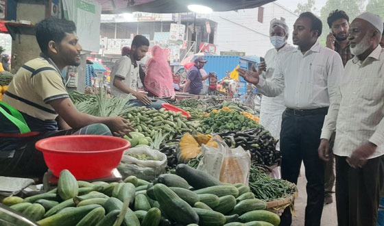 সুজানগর পৌরবাজার মনিটরিং করলেন এডিএম