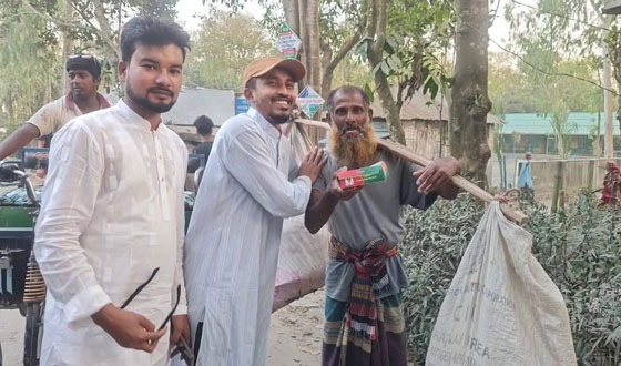 সাঘাটায় পথচারিদের মাঝে ছাত্রদলের ইফতার বিতরণ