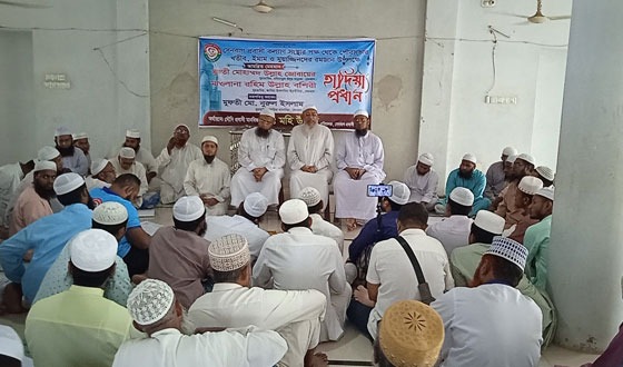 সেনবাগে মসজিদের খতিব, ইমাম মোয়াজ্জেমদের মাঝে ঈদ উপহার বিতরণ