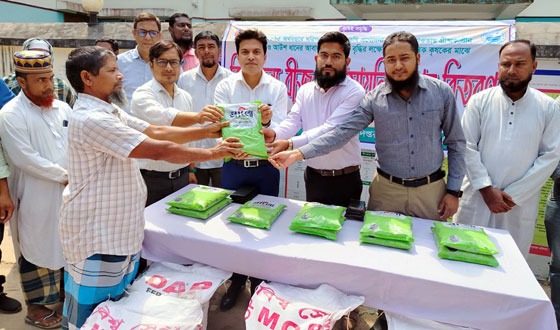 বিরলে কৃষি প্রণোদনা বিতরণ