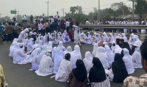 টাঙ্গাইলে মহাসড়ক অবরোধ করে পলিটেকনিক শিক্ষার্থীদের বিক্ষোভ