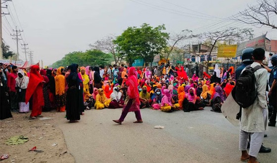 এবার ঈদের ছুটি বাড়ানোর দাবিতে গাজীপুর মহাসড়ক অবরোধ