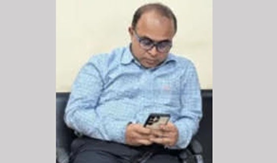 চট্টগ্রামে কারফিউ জারি করা সচিবকে অবরুদ্ধ করেছে শিক্ষার্থীরা