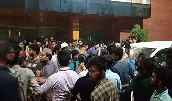 বরিশালে নাহিদ ইসলামের সামনেই দুই গ্রুপের হাতাহাতি