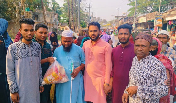 হাতিয়ায় অসহায় দরিদ্র প্রতিবন্ধী মানুষের মাঝে ঈদ সামগ্রী বিতরণ