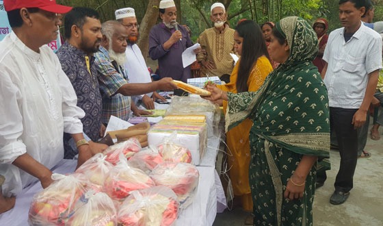 সিরাজদিখানে ঈদ সামগ্রী, শাড়ি ও লুঙ্গি বিতরণ