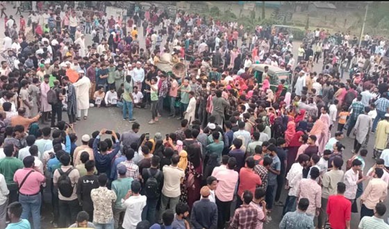 চট্টগ্রামে বকেয়া বেতনের দাবিতে পোশাক শ্রমিকদের বিক্ষোভ