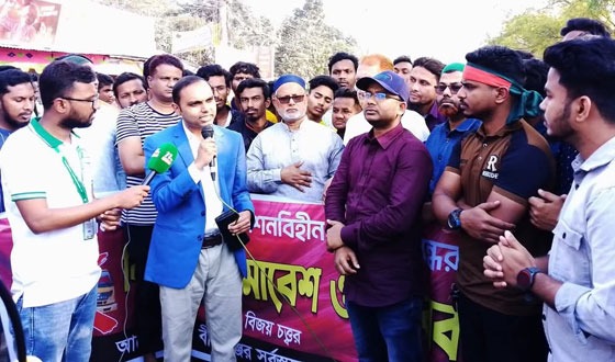 বীরগঞ্জে অবৈধ ডাম্প ট্রাক বন্ধের দাবিতে মানববন্ধন