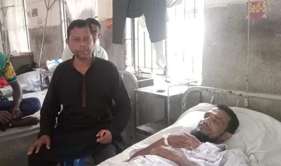 দেবহাটায় সন্ত্রাসী হামলায় স্বেচ্ছাসেবক দলের নেতা আহত