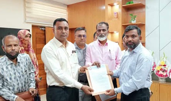 গাইবান্ধায় ৯ম গ্রেডে উন্নতিকরণের দাবীতে জেলা প্রশাসকের নিকট স্মারকলিপি প্রদান