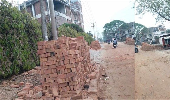 দৌলতপুরে ভোগান্তির অপর নাম আল্লাহর দরগার রাস্তা