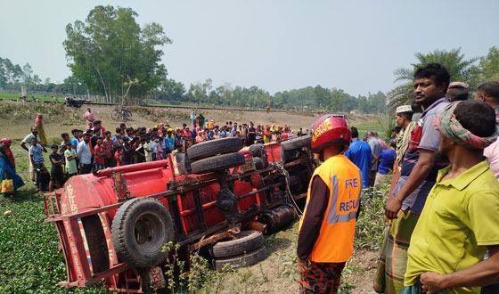 হাকিমপুরে তেল ভর্তি লরি নিয়ন্ত্রণ হারিয়ে খাদে পড়ে নিহত ২