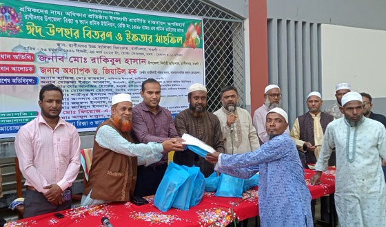 রাণীনগরে রিক্সা ও ভ্যান শ্রমীকদের ঈদ উপহার বিতরণ