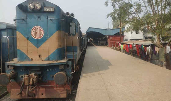 রহনপুর -রাজশাহী-ঈশ্বরদী রুটের কমিউটার ট্রেনের বগি কর্তন