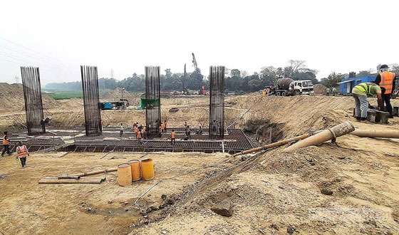 ঢাকা-সিলেট মহাসড়কের আশুগঞ্জে খানাখন্দ,যানজটের শঙ্কা