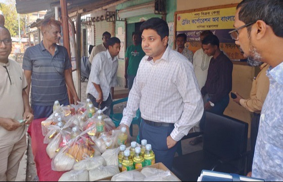 ঈদুল ফিতর উপলক্ষে পোরশায় স্বল্প মূল্যে পণ্য বিক্রি উদ্বোধন