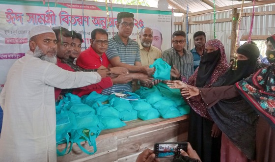 রাণীনগরে প্রবাসীর সৌজন্যে ঈদ সামগ্রী বিতরণ