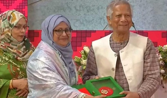 স্বাধীনতা পুরস্কার তুলে দিলেন প্রধান উপদেষ্টা