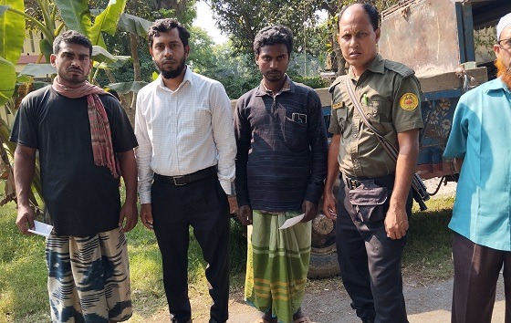 দৌলতপুরে অবৈধ ভাবে বালু উত্তোলন কালে দুইজনকে জরিমানা আদায়