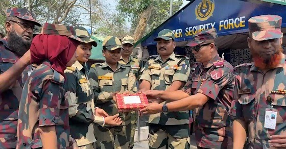 স্বাধীনতা দিবস উপলক্ষে হিলি সীমান্তে বিএসএফকে মিষ্টি উপহার