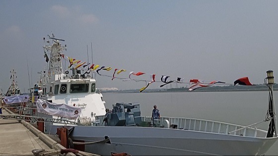 পায়রা বন্দরে কোষ্টগার্ডের যুদ্ধ জাহাজ দেখতে দর্শনার্থীদের ভীড়