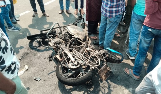 সাংবাদিকদের মারধরের পর মোটরসাইকেলে অগ্নিসংযোগ