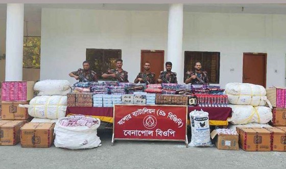 বেনাপোলে দেড় কোটি টাকার চোরাই পণ্য জব্দ