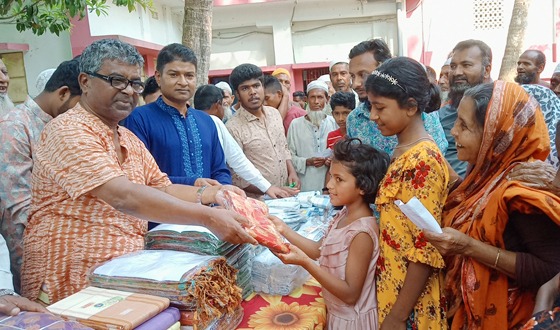 মোল্লাহাটে বিএনপি নেতার ঈদ বস্ত্র বিতরণ