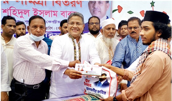চরভদ্রাসনে ৩শ’ ঈমামকে ঈদ সামগ্রী বিতরন