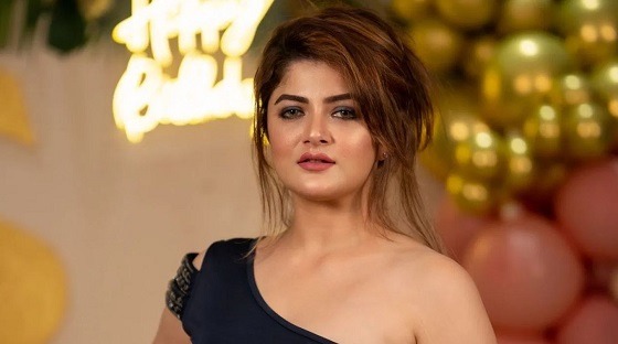 ভক্তকে থাপ্পড় ও ঘুষি মারলেন শ্রাবন্তী