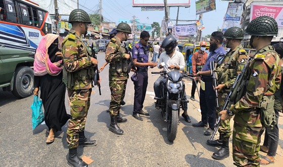 হাজীগঞ্জ উপজেলার আর্মি ক্যাম্পের তত্ত্বাবধানে যৌথ বাহিনীর চেক পোস্ট