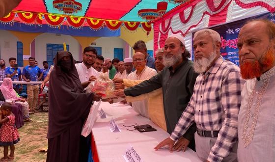 ঝিকরগাছায় ৫ শতাধিক দুস্থদের মাঝে ঈদ সামগ্রী বিতরণ